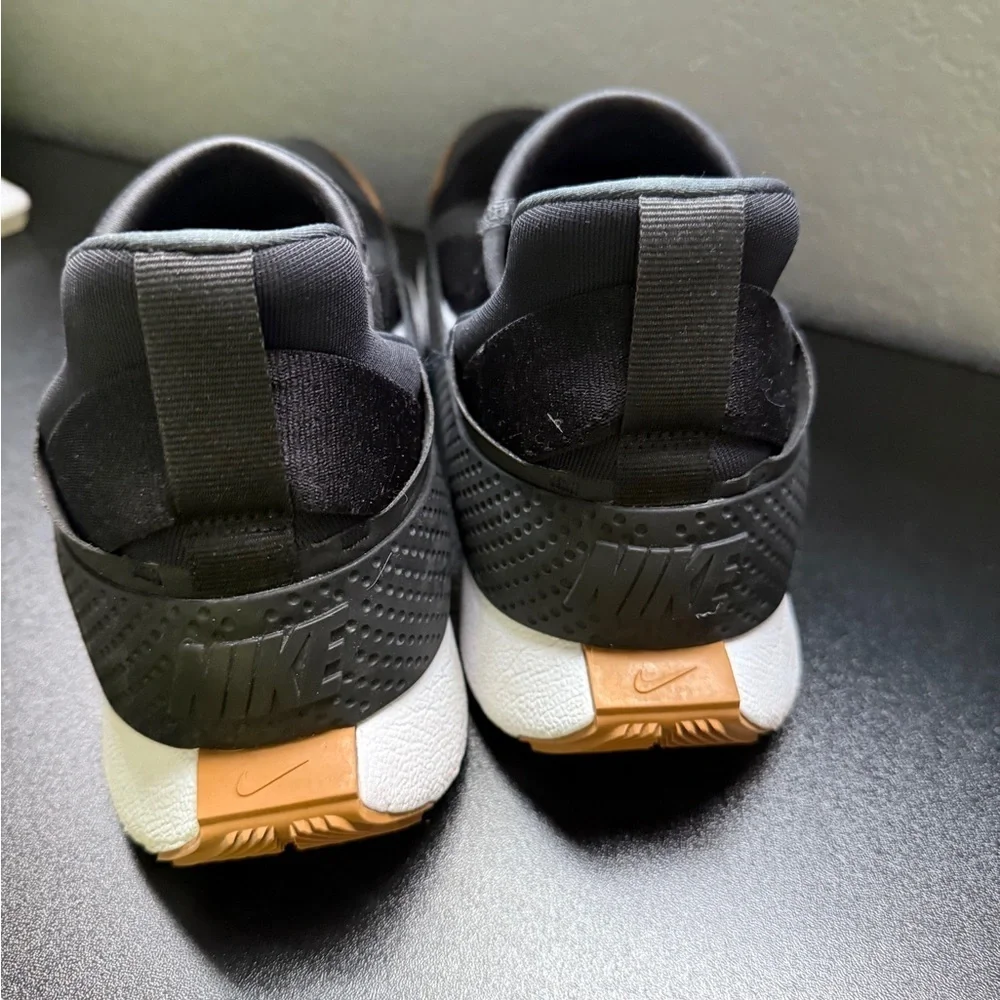 Nike Go FlyEase Black and White Mesh Gum Bottom Slip-Ons Women’s 7 ECU